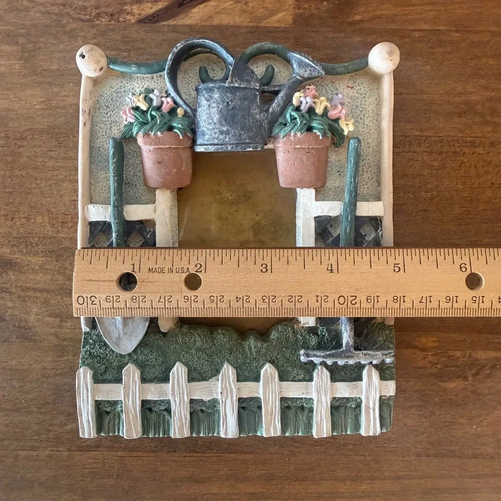 VintageStyle 3D Garden Theme Resin Picture Frame Picket Fence Watering Can Decor